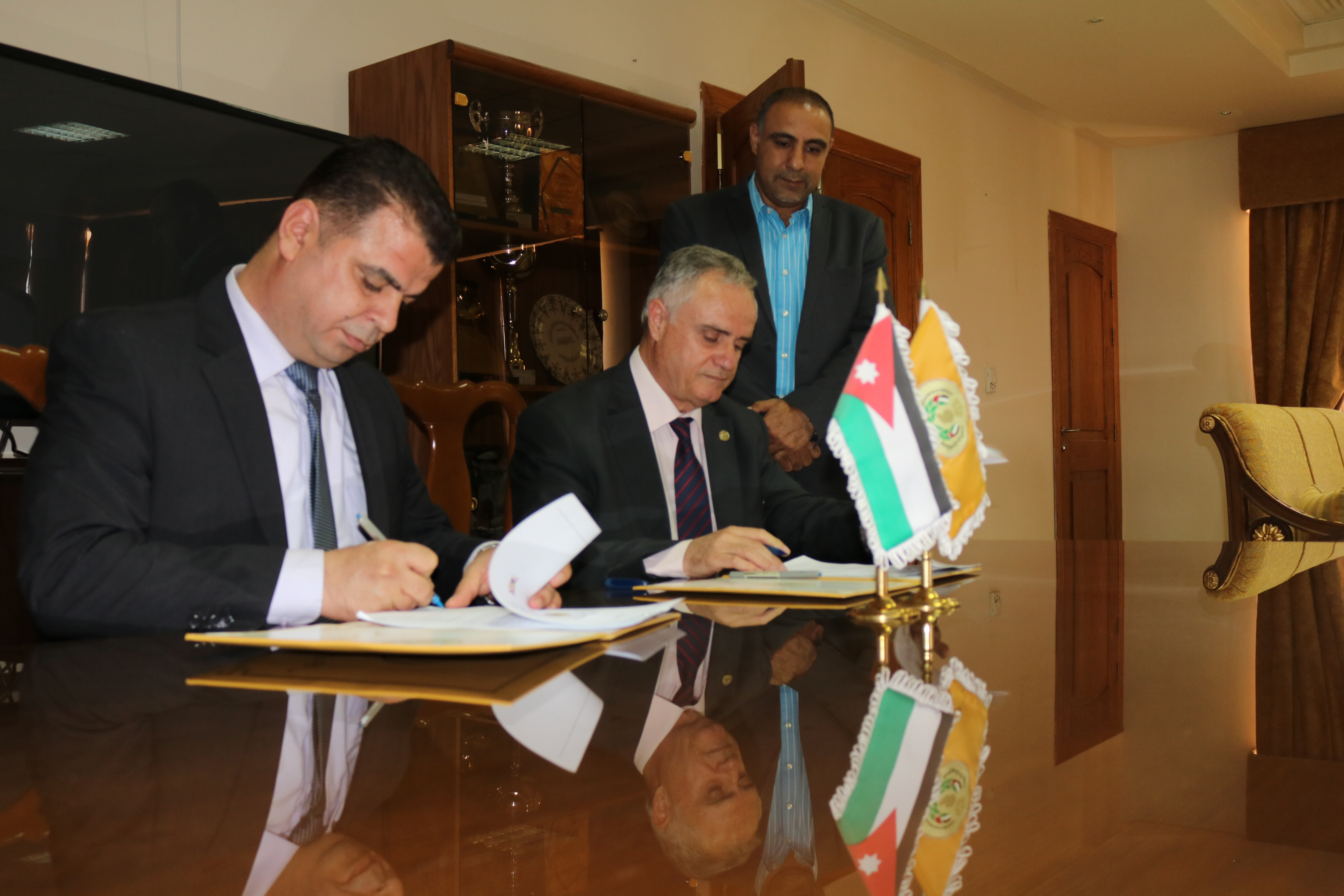 Signing an agreement to establish training diplomas at the university